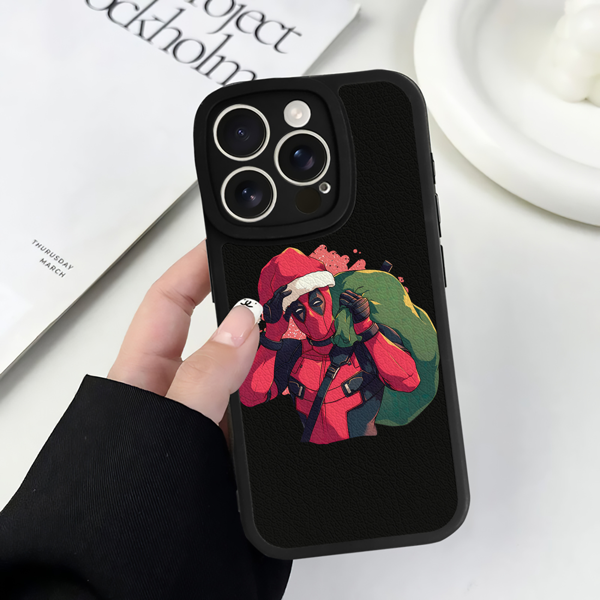 （画像用） Deadpool デッドプール 【iPhone 16シリーズ対応】シリコンスマホケース（レザー調） 材質：シリコン
